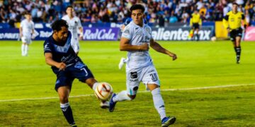 Héctor Sandoval disputando un balón en el partido entre el Celaya y Atlético La Paz