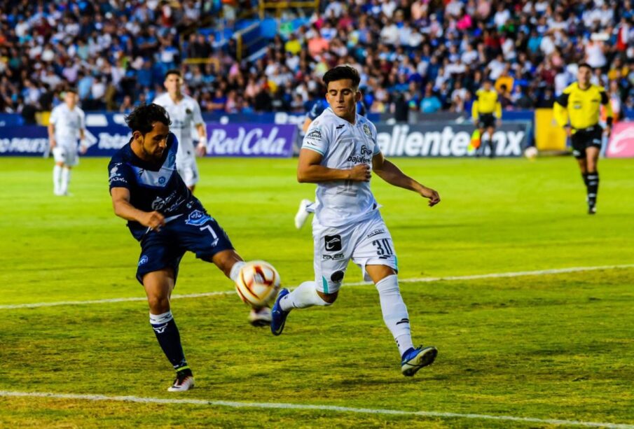 Héctor Sandoval disputando un balón en el partido entre el Celaya y Atlético La Paz