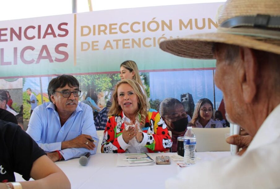 Oscar Leggs Castro sentado frente a una mesa en una Audiencia Pública de Los Cabos