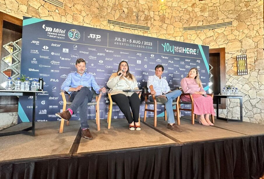 autoridades hablando del abierto de tenis