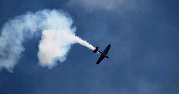 Aviones contaminan el aire