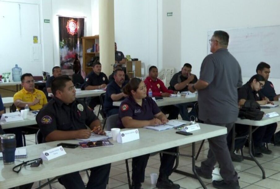 Capacitan a bomberos de La Paz