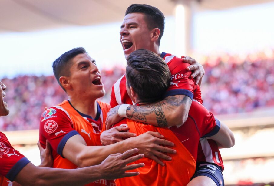 Pavel Pérez festejando un gol con Chivas en el Estadio Akron