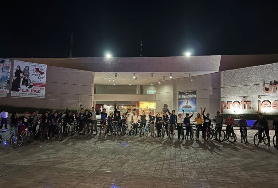 Ciclistas reunidos en la explanada del Teatro de La Paz