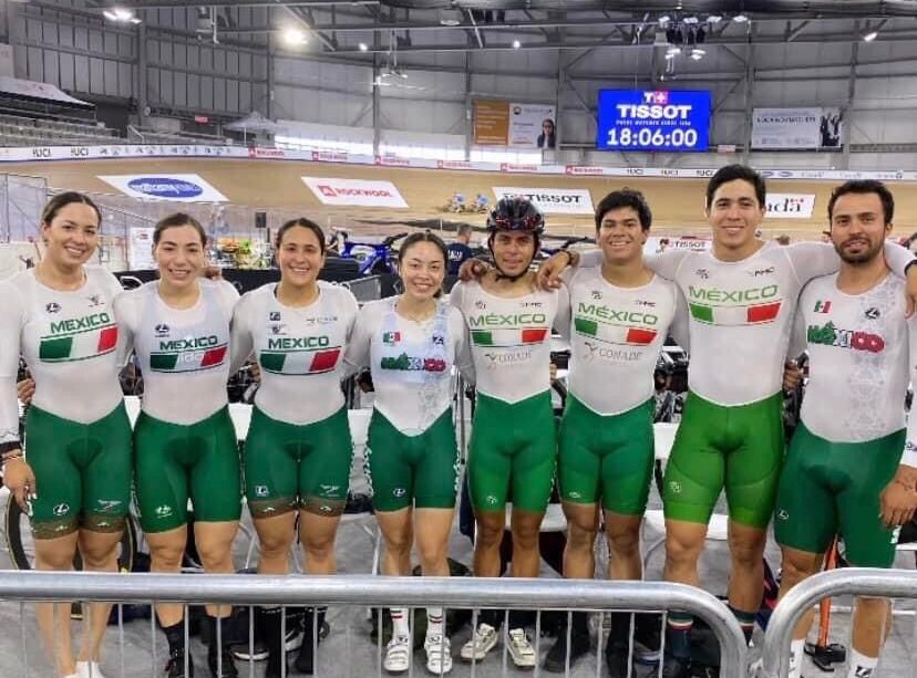 Ciclistas sudcalifornianos posando en las gradas de una pista