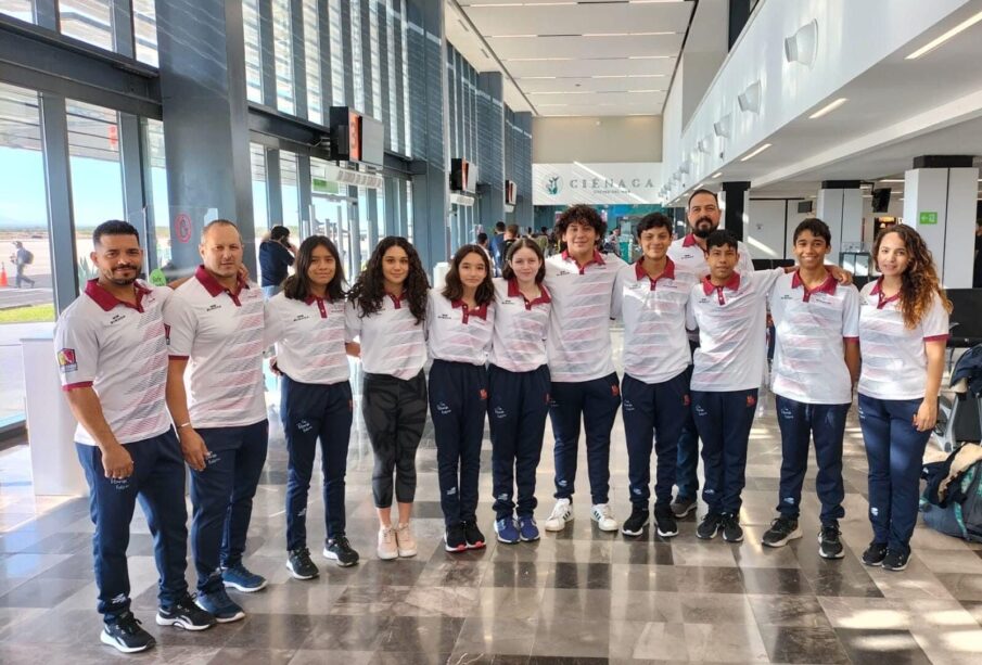 Clavadistas sudcalifornianos en la sala de espera de un aeropuerto