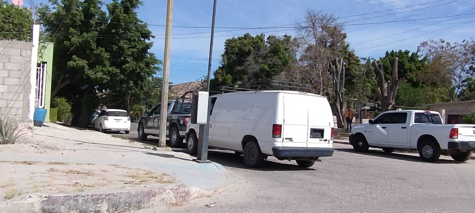 Camionetas afuera de un domicilio