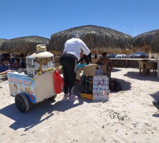 Un señor vendiendo helados en la playa