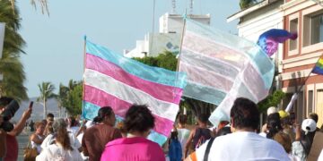 Personas portando banderines durante una marcha