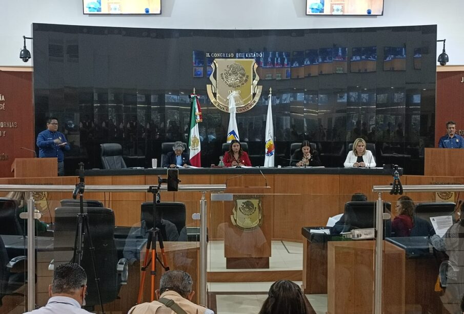 Personas en una sesión del Congreso del Estado de Baja California Sur