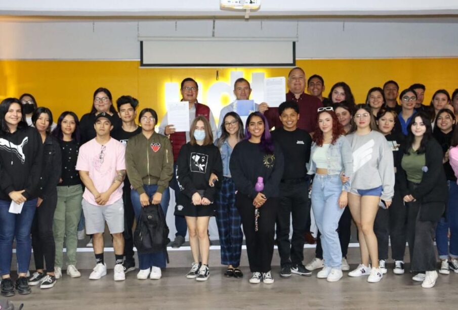 Jóvenes sudcalifornianos reunidos en un salón