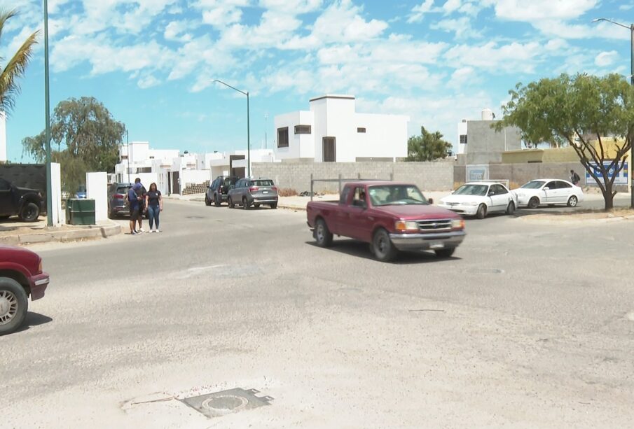 Una camioneta cruzando una calle