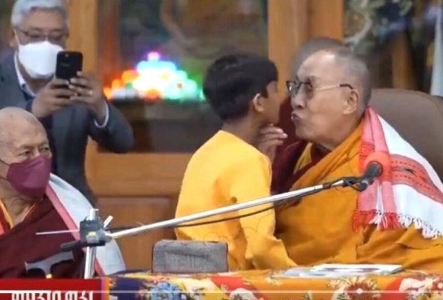 Dalay Lama besa a niño de La India