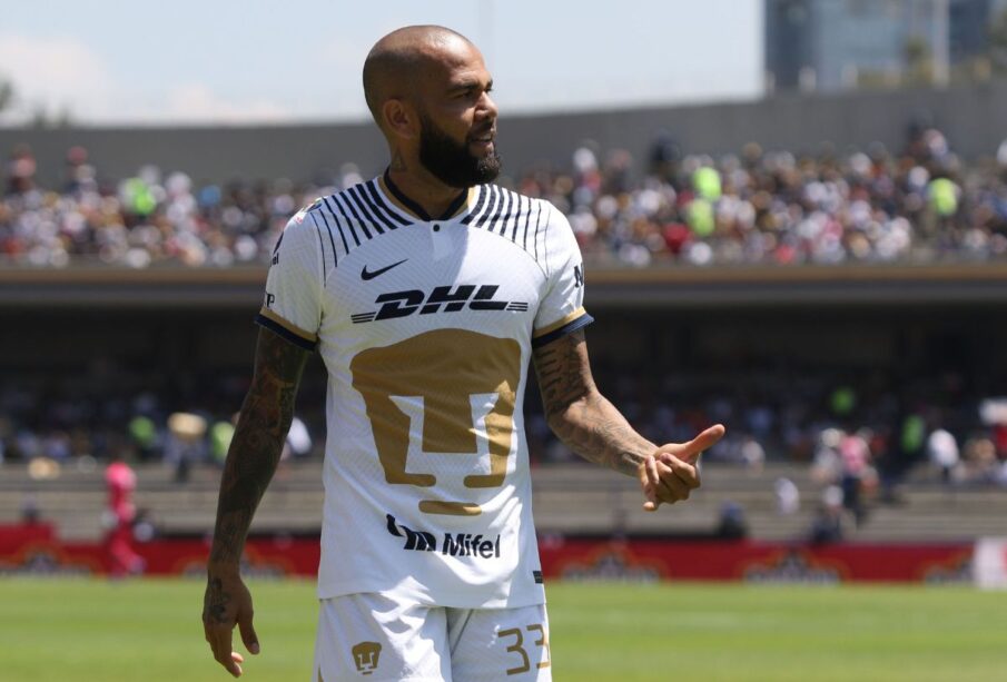 Dani Alves en un partido con Pumas