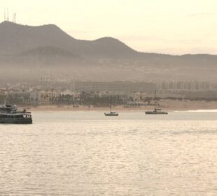 Velero en aguas de Cabos San Lucas