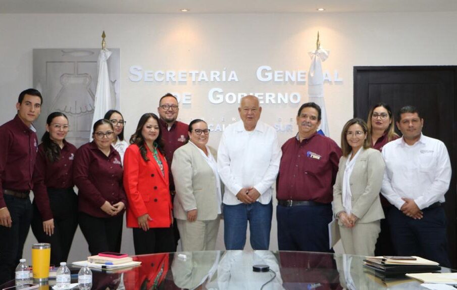 El gobernador de Baja California Sur posando junto a otras personas en la Secretaría General