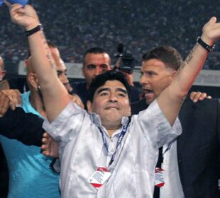 Diego Maradona extendiendo los brazos