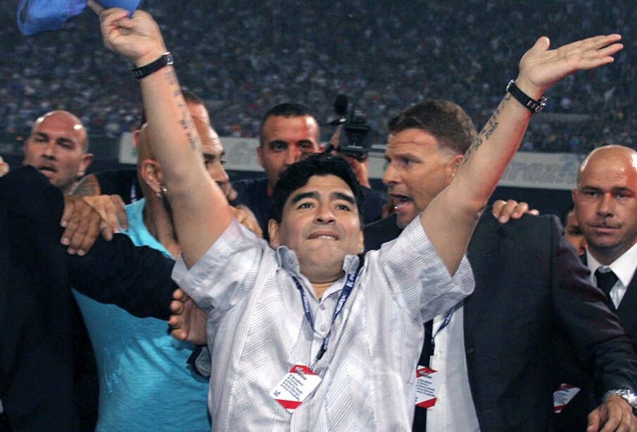 Diego Maradona extendiendo los brazos