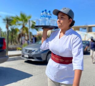 Mesera de un restaurante en Los Cabos