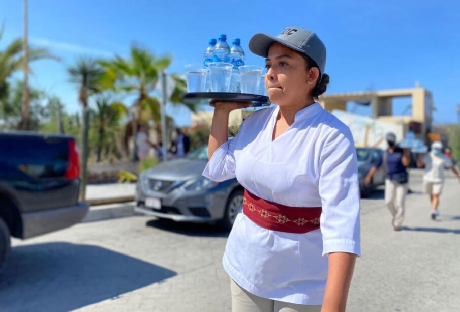 Mesera de un restaurante en Los Cabos