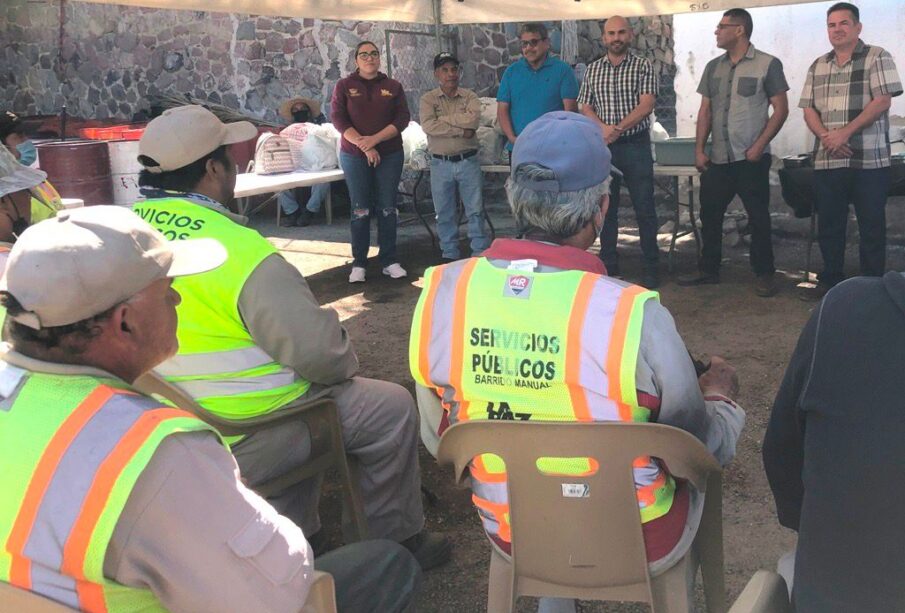 Personal de Servicios Públicos Municipales sentados en la entrega de uniformes al área de barrido manual zona Centro