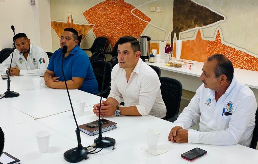 Personas frente a una mesa en una conferencia de prensa