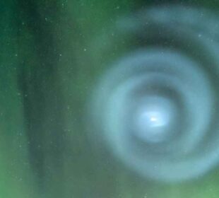 Espiral aparece en aurora boreal de Alaska