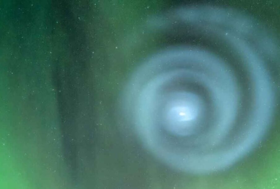 Espiral aparece en aurora boreal de Alaska