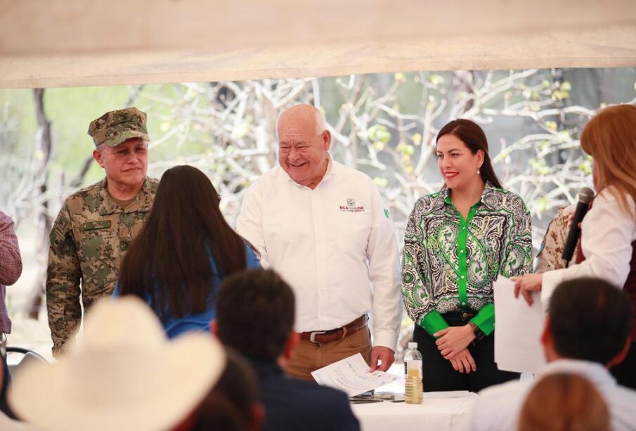 El gobernador de Baja California Sur, Víctor Castro Cosío, junto a la alcaldesa de La Paz, Milena Quiroga Romero