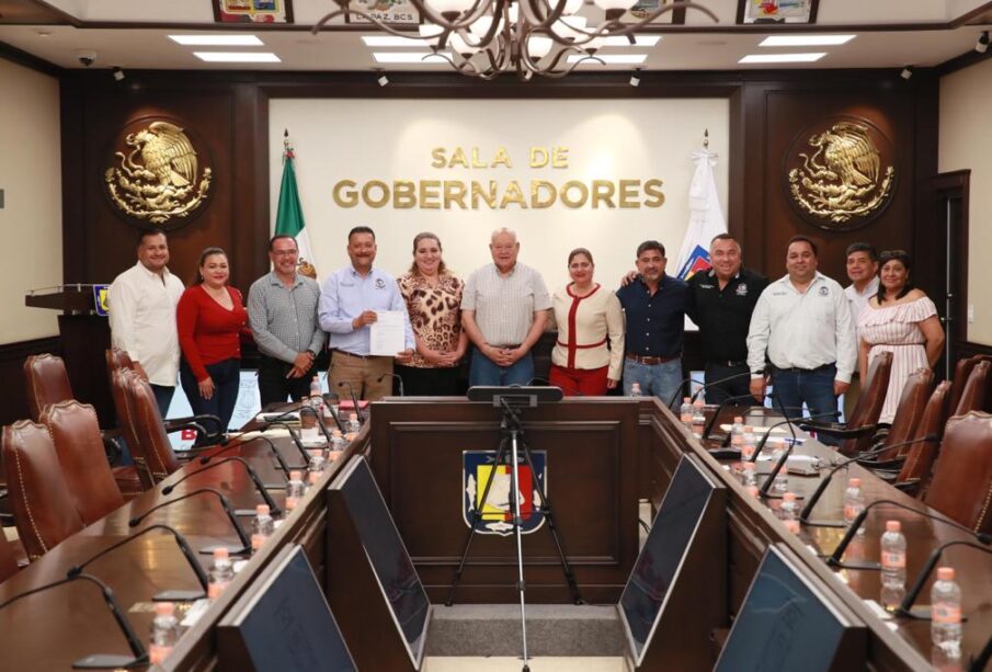 El gobernador de Baja California Sur junto a lideres sindicales en la Sala de Gobernadores