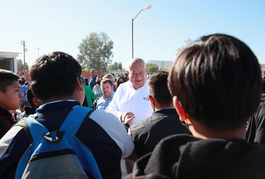 El gobernador de Baja California Sur, Víctor Castro Cosío, rodeado de gente