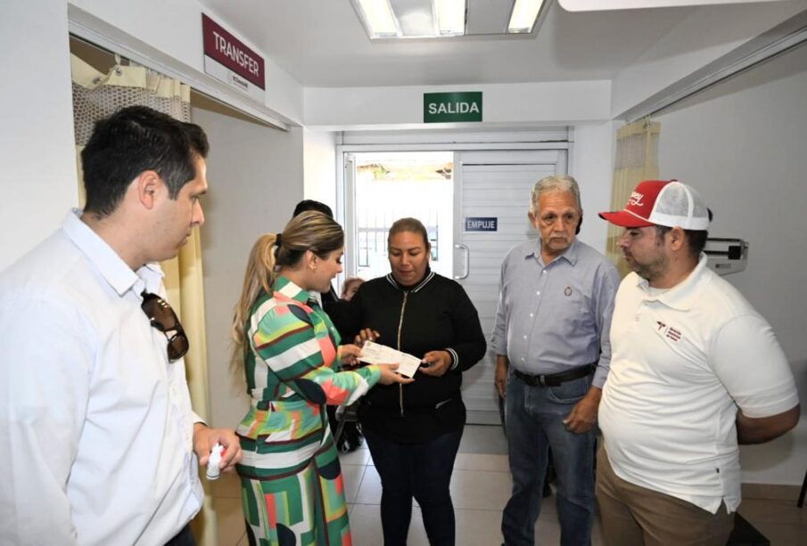 Personas reunidas en la puerta de un hospital