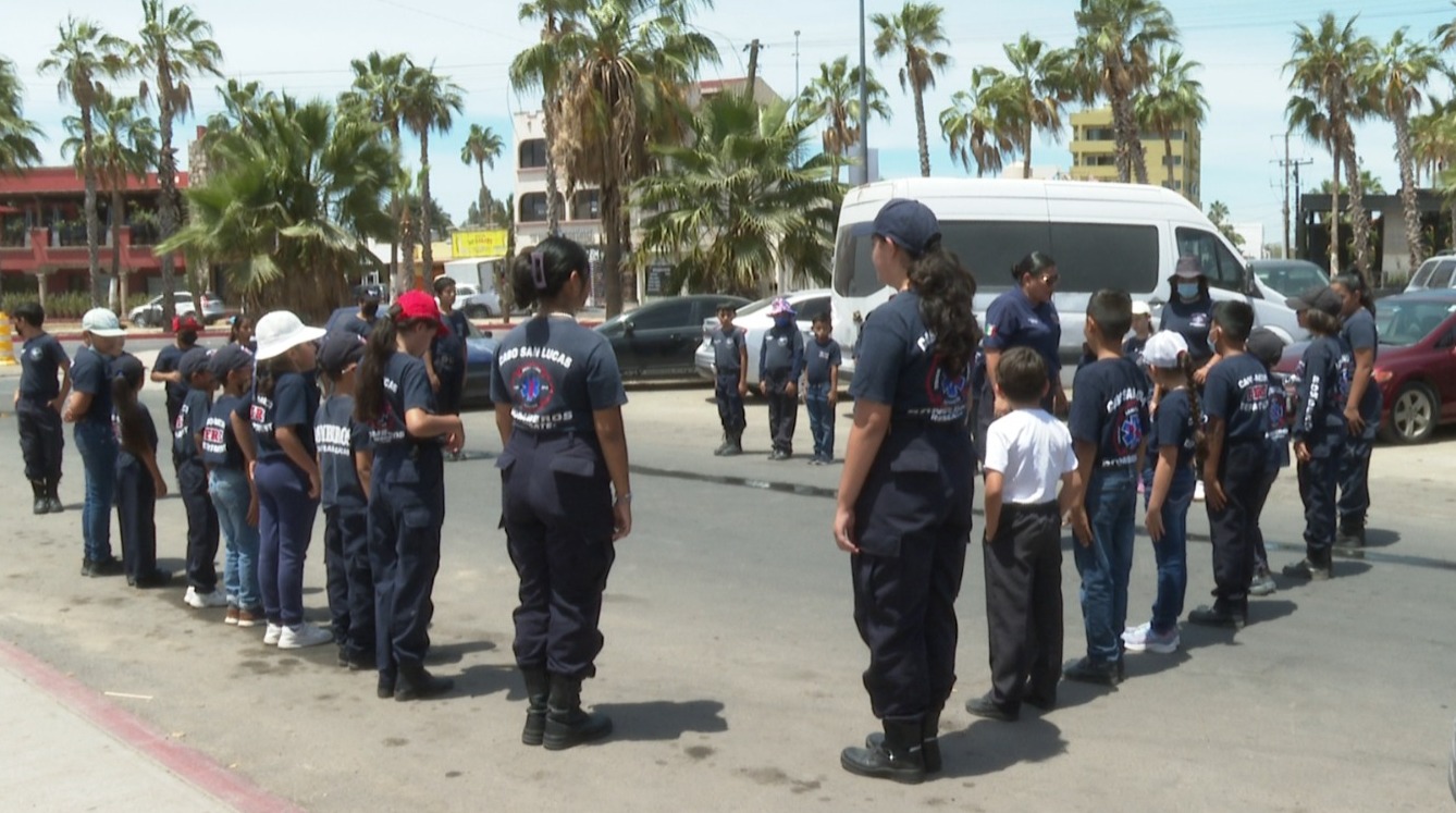 Niños y niñas del grupo juvenil de bomberos "Delfines" de Cabo San Lucas