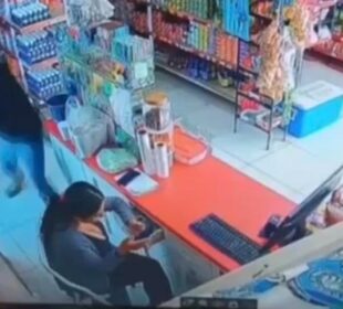 hombre por golpear a una mujer con bate