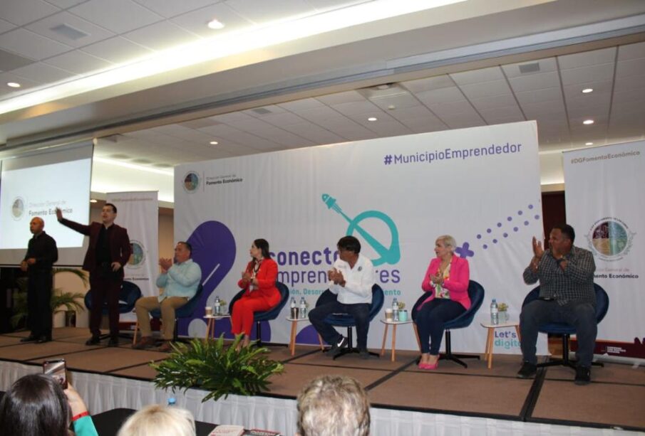 Personas arriba de un escenario en la inauguración del programa Conecta Emprendedores