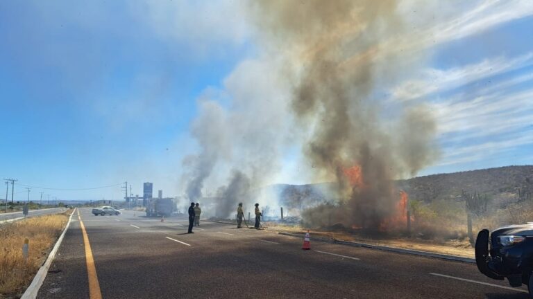 Incendio en carretera La Paz - Todos Santos