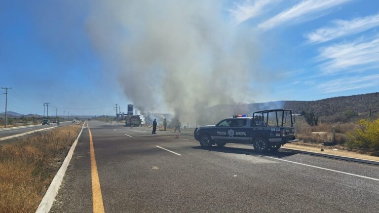 Incendio en carretera La Paz - Todos Santos