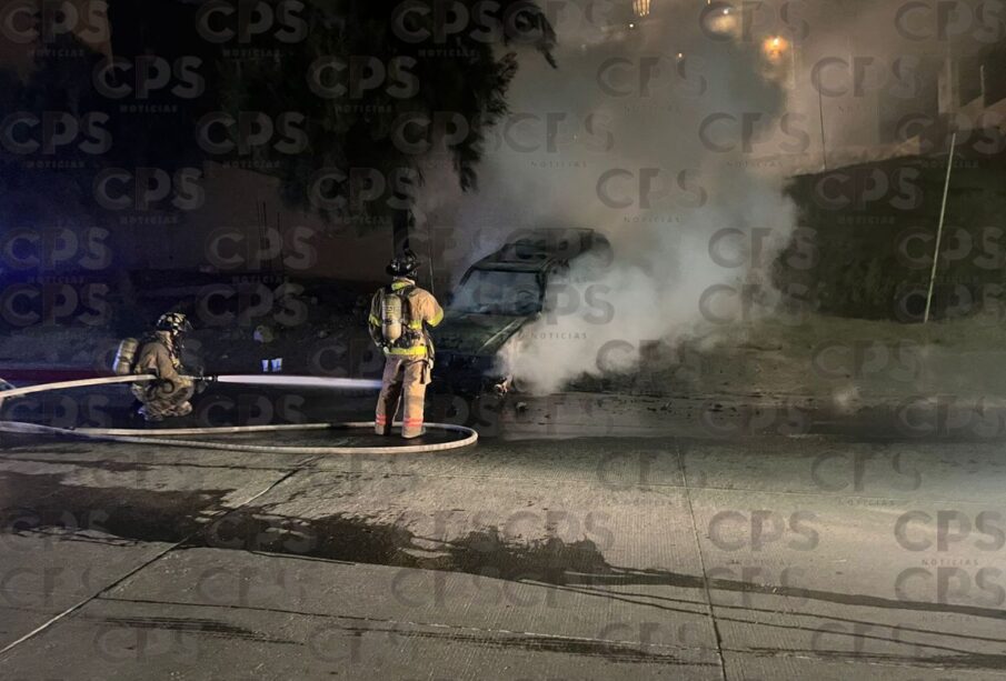 Bomberos apagando un vehículo incendiado en la colonia Lienzo Charro de Cabo San Lucas