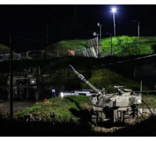 Obuses de artillería autopropulsados israelíes estacionados en una base del ejército israelí en Zawra.