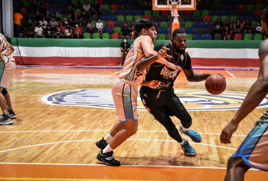 James Milton en un partido de basquetbol con Guaycuras de La Paz