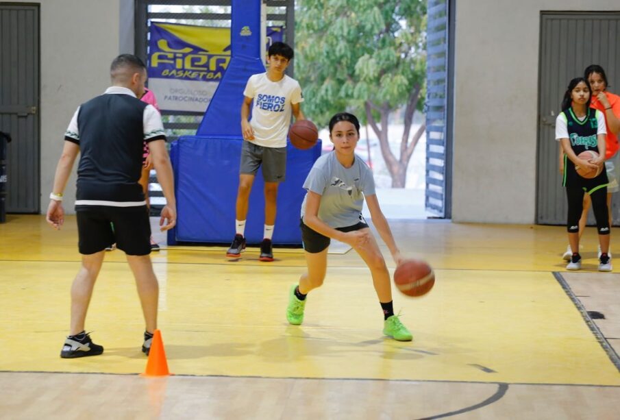 jóvenes en entrenamiento de básquetbol