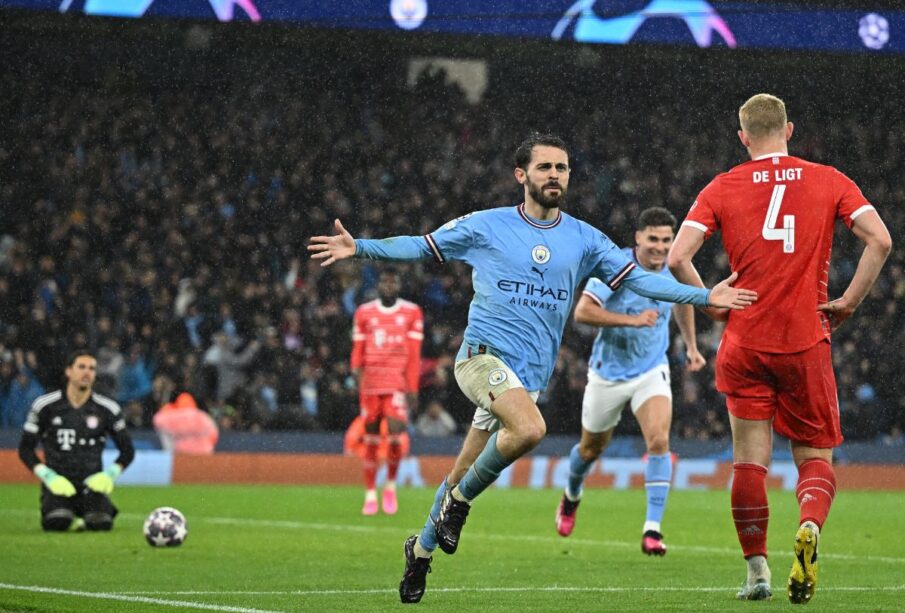 Bernardo Silva festejando un gol con los brazos extendidos