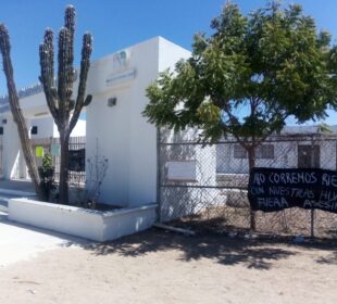 Una pancarta en contra de Antorcha Campesina colgada en una reja