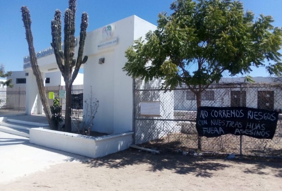 Una pancarta en contra de Antorcha Campesina colgada en una reja