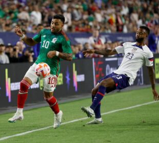 Alexis Vega en el partido de la Selección Mexicana contra Estados Unidos