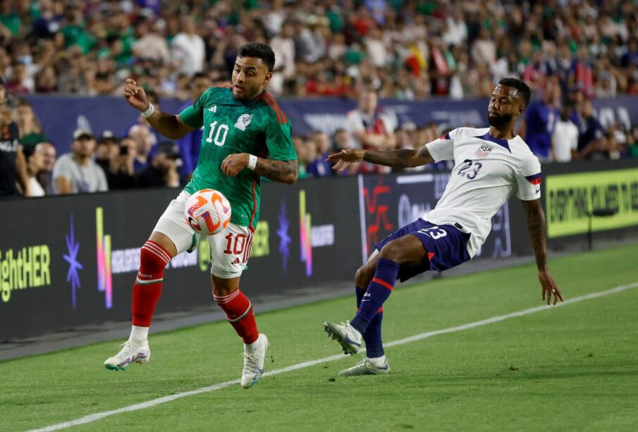 Alexis Vega en el partido de la Selección Mexicana contra Estados Unidos