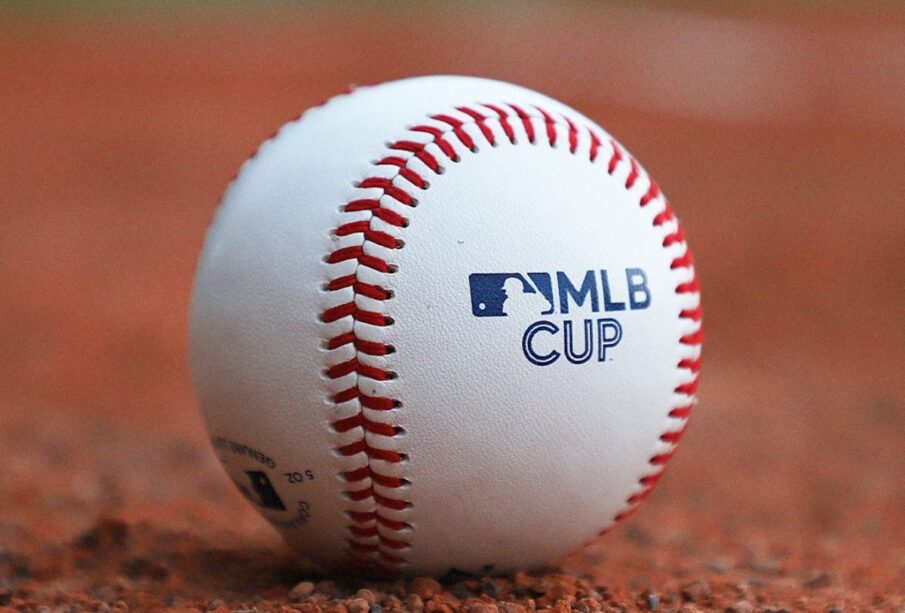 Pelota de beisbol con el logo de la MLB Cup 2023