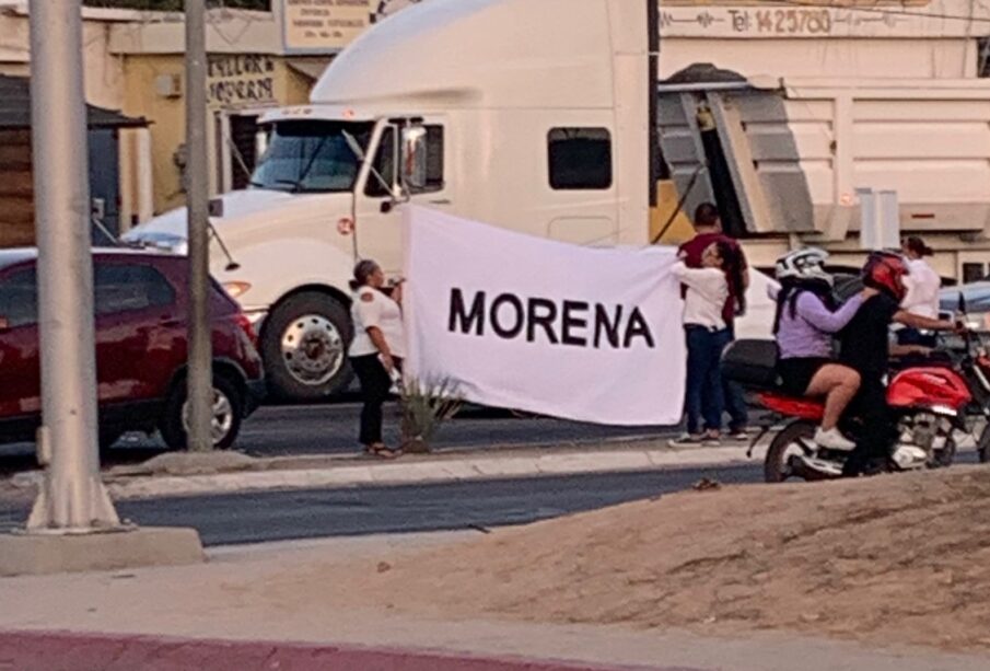 Propaganda de Morena en vialidad de Los Cabos