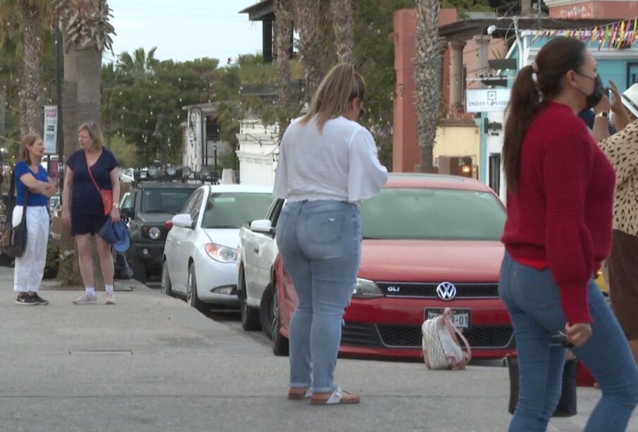 mujeres caminando en la calle