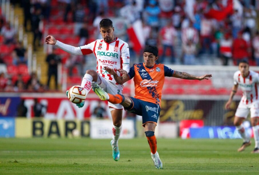 José Carlos Van Rankin y Omar Fernández disputando un balón